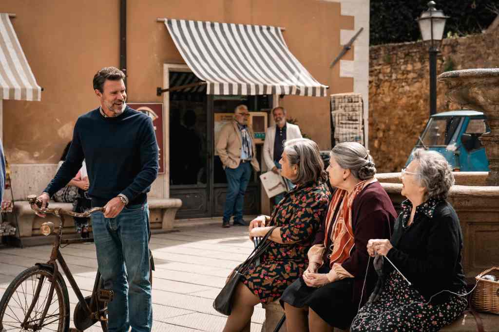 La Dolce Villa. (L to R) Scott Foley as Eric, and Nunzia Schiano, Luisa De Santis and Lucia Ricalzone as The Antonias, in La Dolce Villa. Cr. Giulia Parmigiani/Netflix ©2024