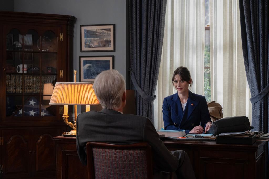 'Zero Day' Truth Has Been Weaponized 8 ZERO DAY. (L to R) Matthew Modine as Richard Dreyer and Lizzy Caplan as Alexandra Mullen in Episode 103 of Zero Day. Cr. JOJO WHILDEN/Netflix © 2024