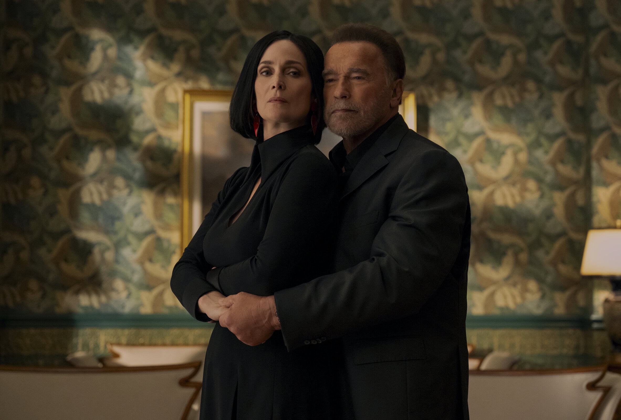 Fubar. (L to R) Carrie-Anne Moss as Greta Nelso, Arnold Schwarzenegger as Luke Brunner in episode 202 of Fubar. Cr. Christos Kalohoridis/Netflix © 2025