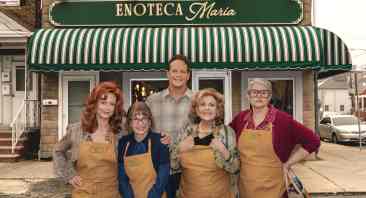 Nonnas. (L-R) Susan Sarandon as Gia, Talia Shire as Teresa, Vince Vaughn as Joe Scaravella, Brenda Vaccaro as Antonella and Lorraine Bracco as Roberta in Nonnas. Cr. Jeong Park/Netflix © 2025.