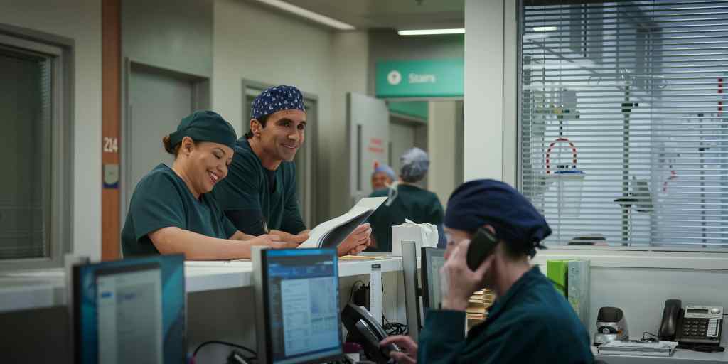 PULSE Premieres on Netflix — A High-Stakes Medical Drama Set to Get Your Heart Racing 2 PULSE. (L to R) Justina Machado as Dr. Natalie Cruz and Néstor Carbonell as Dr. Ruben Soriano in Episode 101 of Pulse. Cr. Courtesy of Netflix © 2025