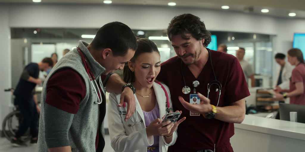 PULSE Premieres on Netflix — A High-Stakes Medical Drama Set to Get Your Heart Racing 5 PULSE. (L to R) Santiago Segura as Gabriel Moreno, Daniela Nieves as Camila Perez and Arturo Del Puerto as Luis Dominguez in Episode 106 of Pulse. Cr. Courtesy of Netflix © 2025