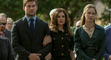 The Waterfront. (L to R) Jake Weary as Cane Buckley, Danielle Campbell as Peyton, Melissa Benoist as Bree Buckley in episode 104 of The Waterfront. Cr. Dana Hawley/Netflix © 2025