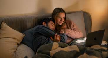 Nobody Wants This. (L to R) Adam Brody as Noah, Kristen Bell as Joanne in episode 201 of Nobody Wants This. Cr. Erin Simkin/Netflix © 2025