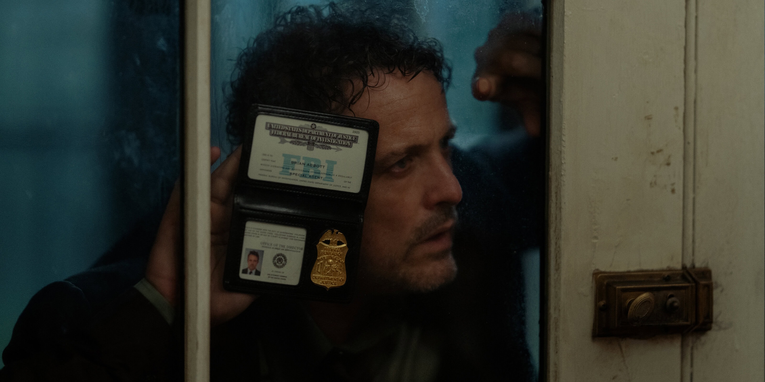 Inside The Beast in Me: Claire Danes Returns in Netflix’s Darkest Thriller Yet 7 THE BEAST IN ME. David Lyons as Brian Abbott in Episode 101 of The Beast in Me. Cr. Chris Saunders/Netflix © 2024