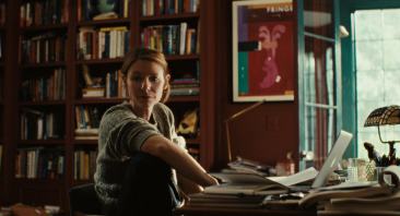 THE BEAST IN ME. Claire Danes as Aggie Wiggs in Episode 101 of The Beast in Me. Cr. Courtesy of Netflix © 2025