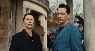 THE BEAST IN ME. (L to R) Claire Danes as Aggie Wiggs and Matthew Rhys as Nile Jarvis in Episode 103 of The Beast in Me. Cr. Courtesy of Netflix © 2025