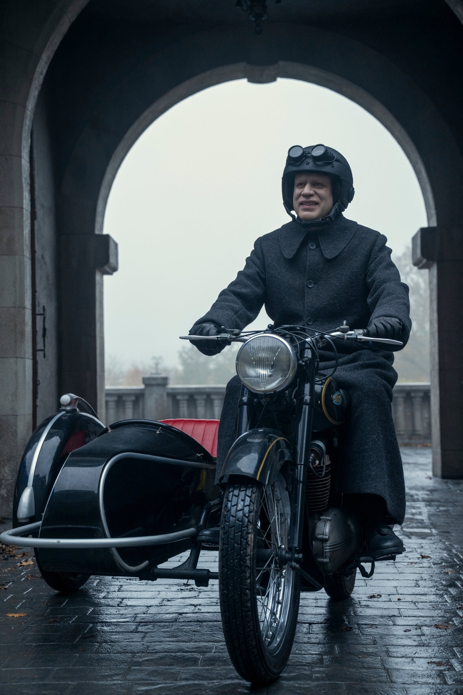 Wednesday. Fred Armisen as Uncle Fester in episode 208 of Wednesday. Cr. Helen Sloan/Netflix © 2025