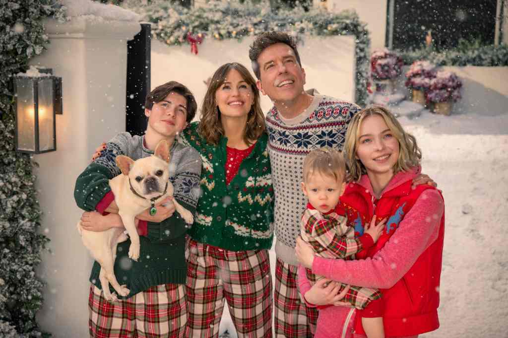 12 Netflix Holiday Movies to Watch Every Holiday Season 4 FL 192 20230113 Unit 10251 R