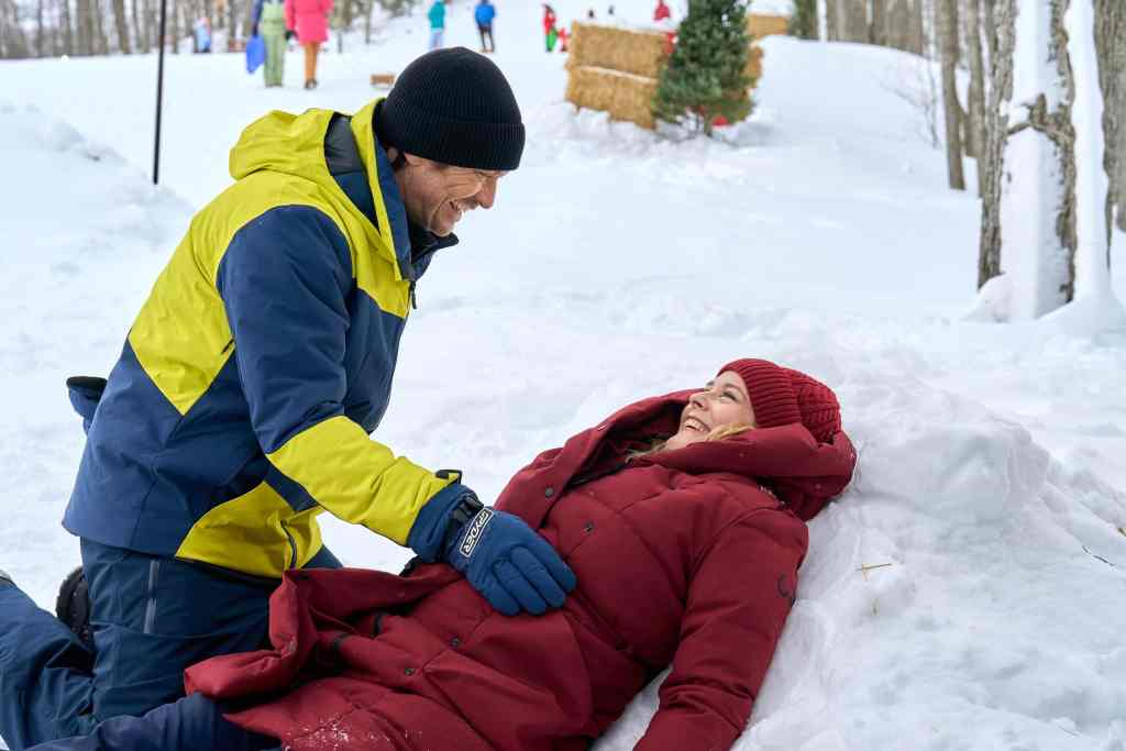 Alicia Silverstone and Oliver Hudson Return in A Merry Little Ex-Mas: Full Recap Guide and Ending Explained 8 A Merry Little Ex-Mas recap still from the Alicia Silverstone and Oliver Hudson Christmas movie