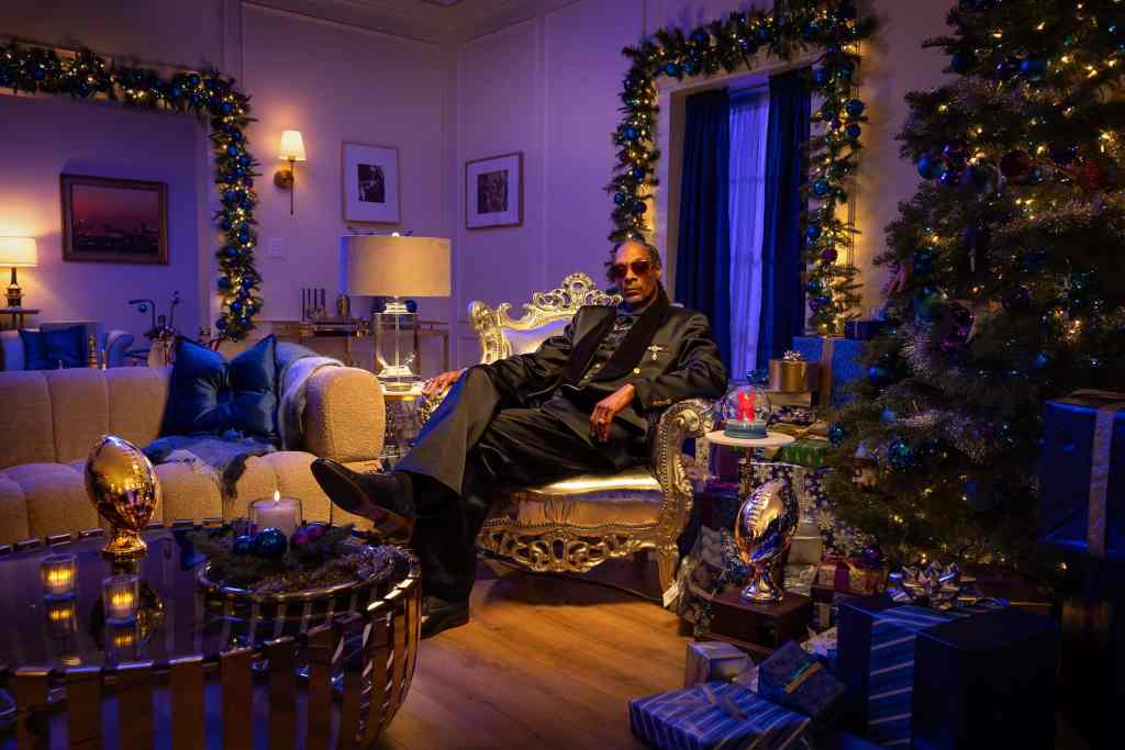What Time Do Netflix’s NFL Christmas Day Games Start? Kickoff, Pregame, and Halftime Show Details 7 Netflix’s NFL Christmas Gameday Adds Snoop Dogg Halftime Show and Kelly Clarkson Opening Performance