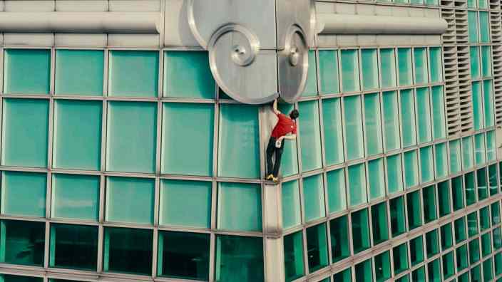 Alex Honnold Conquers Taipei 101 in Netflix’s Skyscraper Live Event