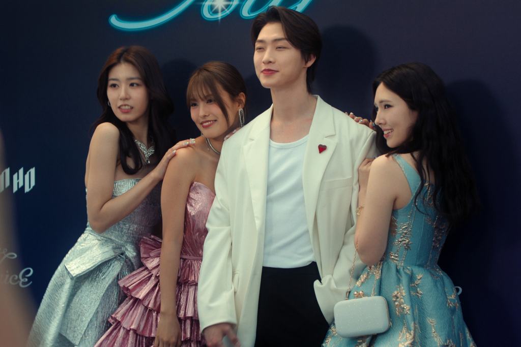 XO, Kitty Season 3 Brings a Song-Covey Sister Reunion When the Series Returns to Netflix 14 XO Kitty n S3 E1 00 12 22 00R