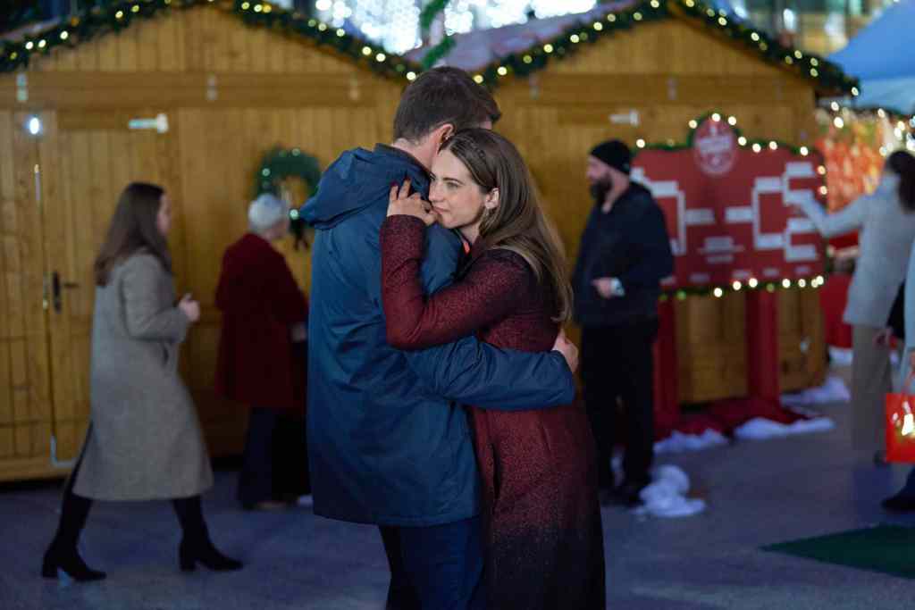 Holiday Touchdown: A Bears Love Story Recap and Ending Explained: Does Avery Stay in Chicago? 12 Holiday Touchdown: A Bears Love Story holidaytouchdown-abearslovestory-04848a-rt-rv1