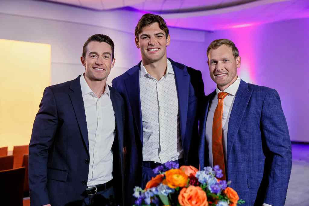 Holiday Touchdown: A Bears Love Story Recap and Ending Explained: Does Avery Stay in Chicago? 13 Holiday Touchdown: A Bears Love Story holidaytouchdown-abearslovestory-20242-rt-rv2