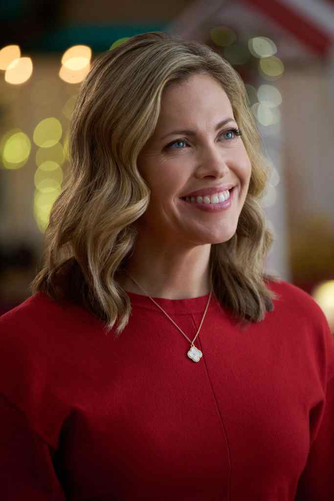 Mr. & Mrs. Christmas Recap and Ending Explained: Saving the Parade 9 Mr. & Mrs. Christmas mrandmrschristmas-00060-rt